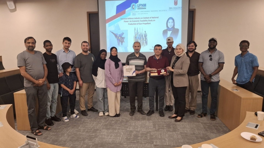 Dr. Nur Surayya Mohd Saudi Üniversitemizde Gerçekleştirilen Stratejik Öz-Yeterlilik Seminerinde Konuşma Yaptı