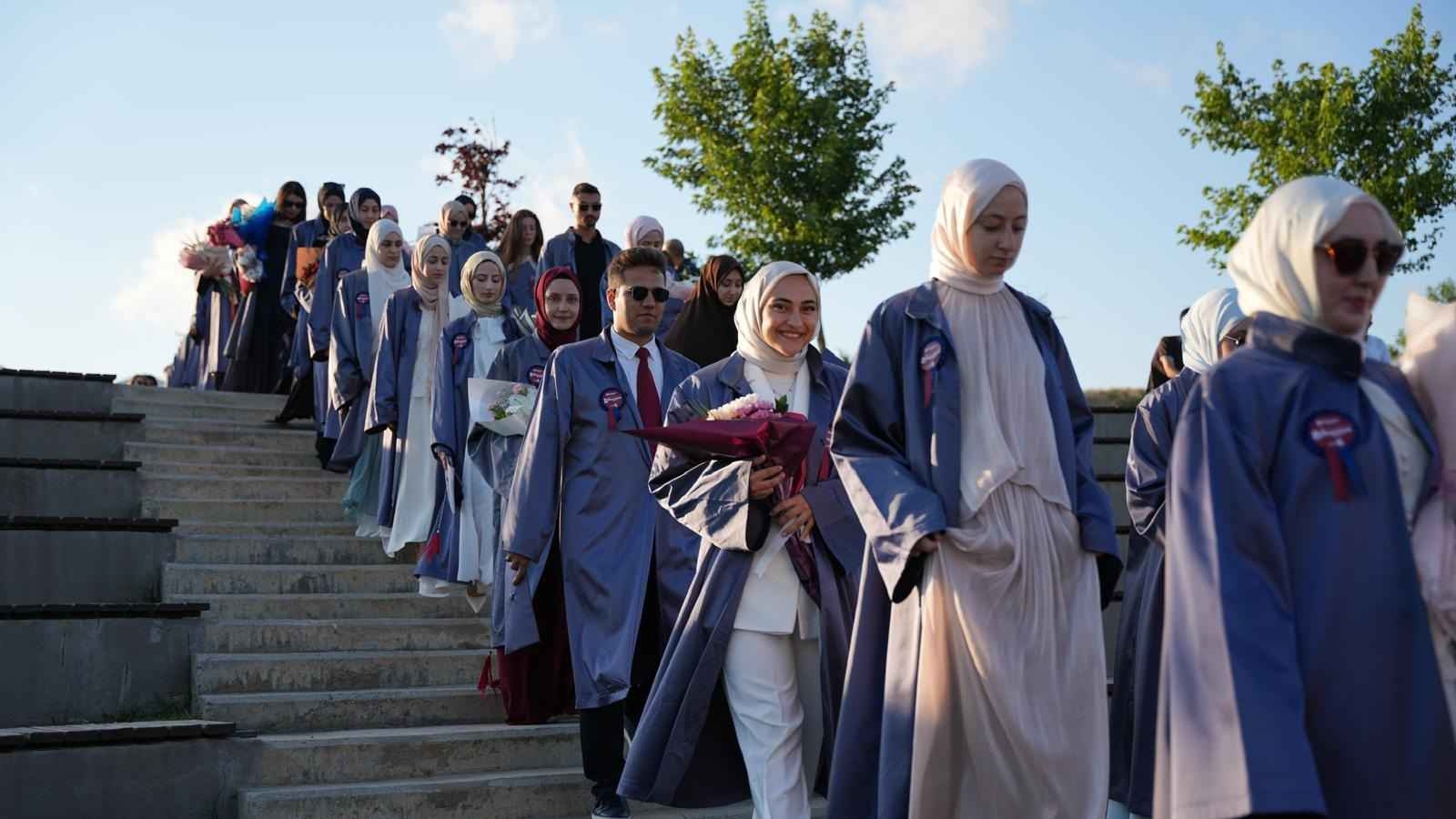 Eğitim Bilimleri Fakültesi Öğrencilerimiz Mezuniyet Coşkusunu Yaşadı