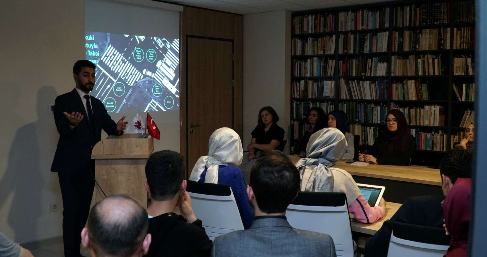 İbn Haldun Üniversitesinde Hukuki Boyutuyla Uber-Taksi Çatışması Ele Alındı