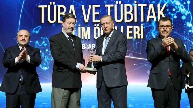 TÜBA ve TÜBİTAK Bilim Ödülleri’nde Merhum Hocamız Ş. Teoman Duralı’ya Hizmet Ödülü Verildi