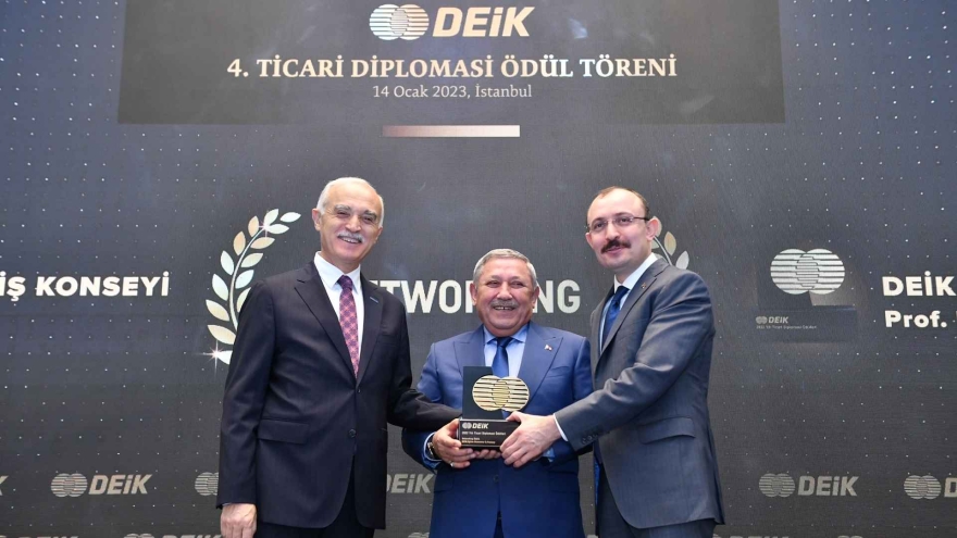 Our Chairman of the Board of Trustees Prof. Dr. İrfan Gündüz Received an Award on Behalf of the DEIK Education Economy Business Council