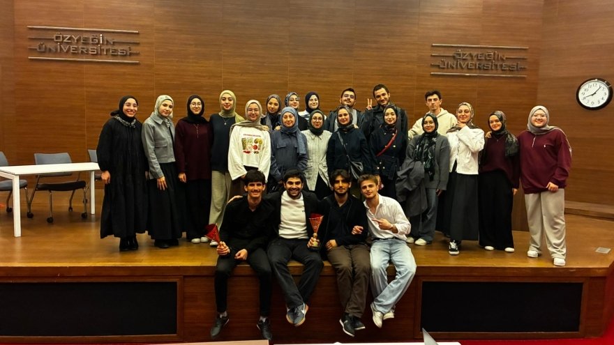 İHÜ Babayla Zor Yarışırlar Takımı, 7. Geleneksel Özyeğin Çaylaklar Münazara Turnuvası’nda Şampiyon Oldu