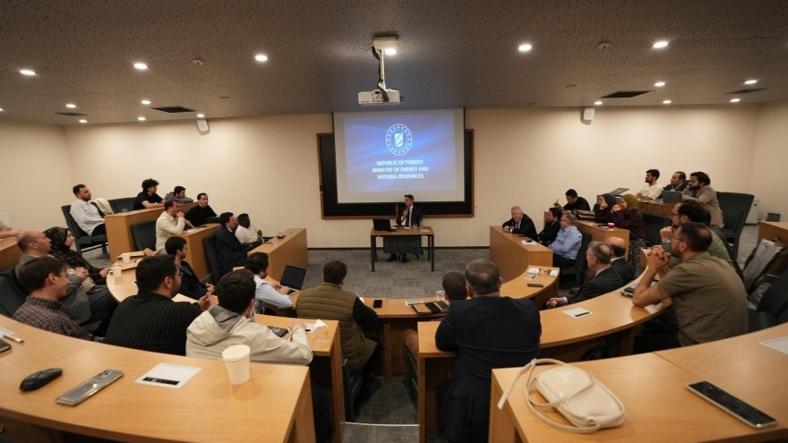 Minister of Energy and Natural Resources Alparslan Bayraktar Visits the Department of Political Science and International Relations’ Lecture
