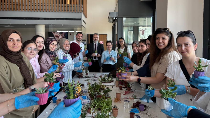 A Fun Break on Campus: The Staff Club Hosted a Flower-Planting Workshop