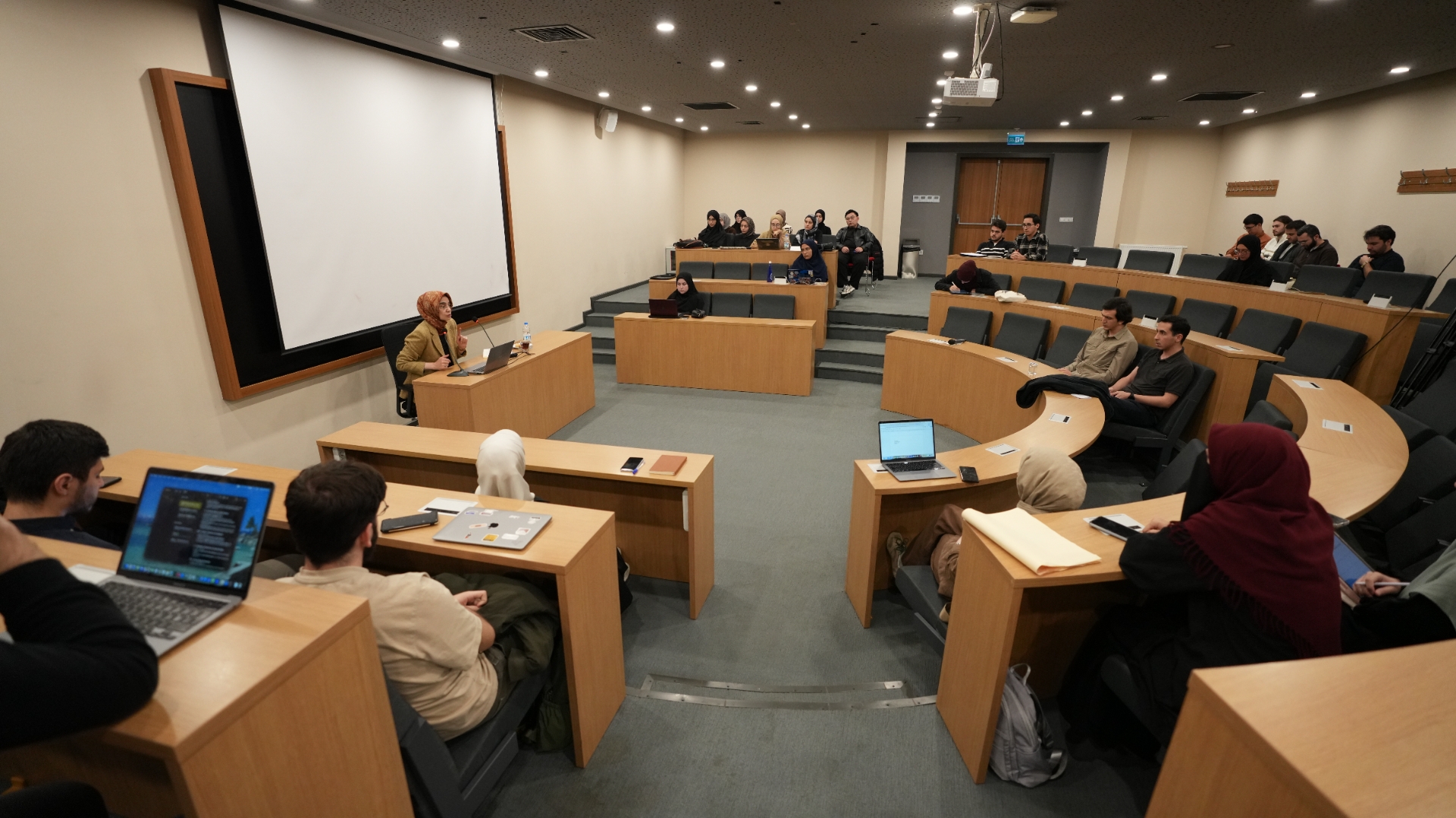 Dr. Hatice Umut “Farabi’nin Siyaset Düşüncesinin Nihai Hedefi” Üzerine Konuştu