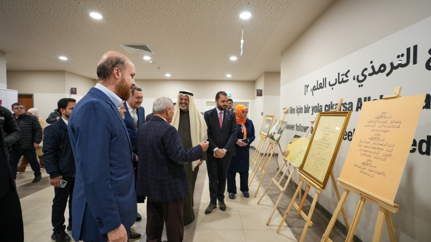 “Al-Mushaf Al-Katari” Calligraphy Exhibition Hosted by the Faculty of Islamic Sciences Has Concluded