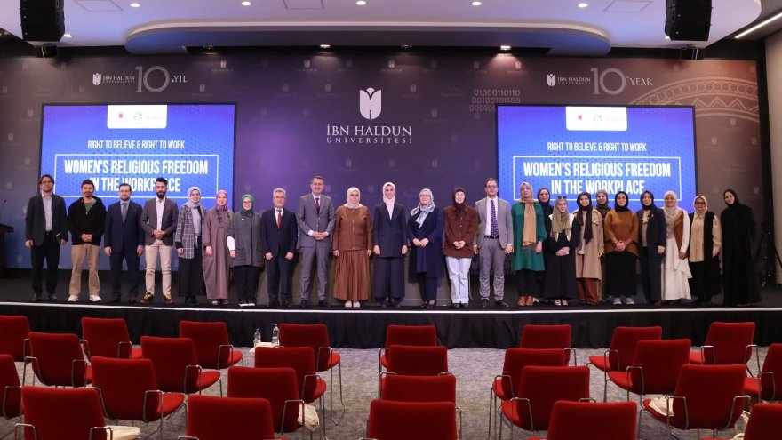 İş Yerinde Kadınların Dini Özgürlüğü Konulu Panel, Sümeyye Erdoğan Bayraktar’ın Katılımlarıyla Üniversitemizde Gerçekleştirildi