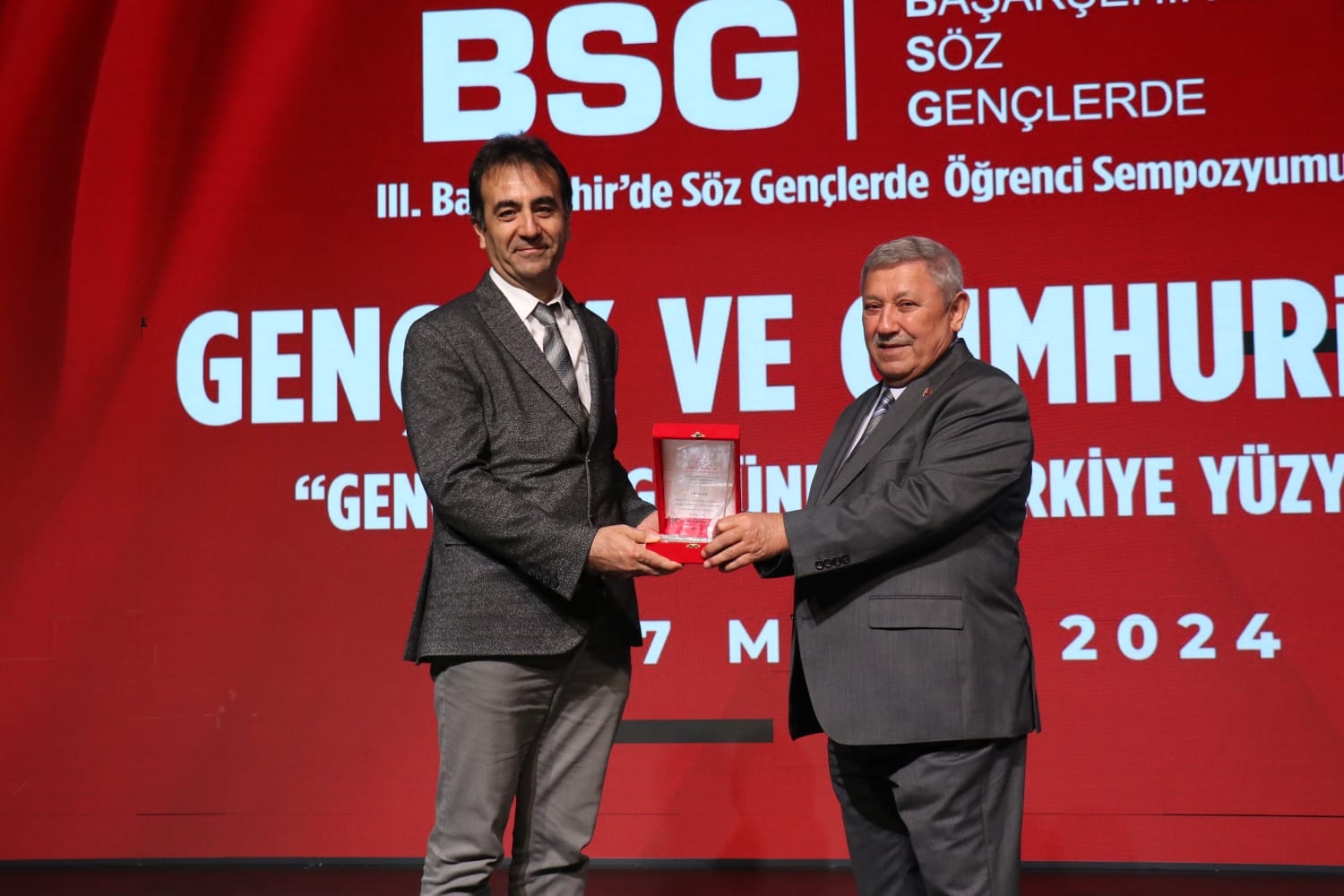 III. Başakşehir Söz Gençlerde Öğrenci Sempozyumu'nda İbn Haldun Üniversitesi Kütüphanesi Daire Başkanı Sönmez Çelik'e Plaket Takdim Edildi