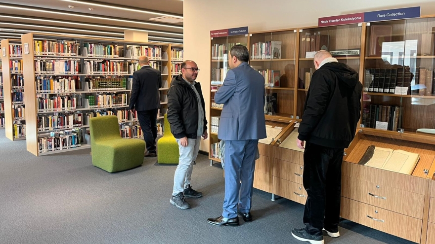 Speakers from the International Science Diplomacy and Scientific Heritage Symposium Visit Our Library