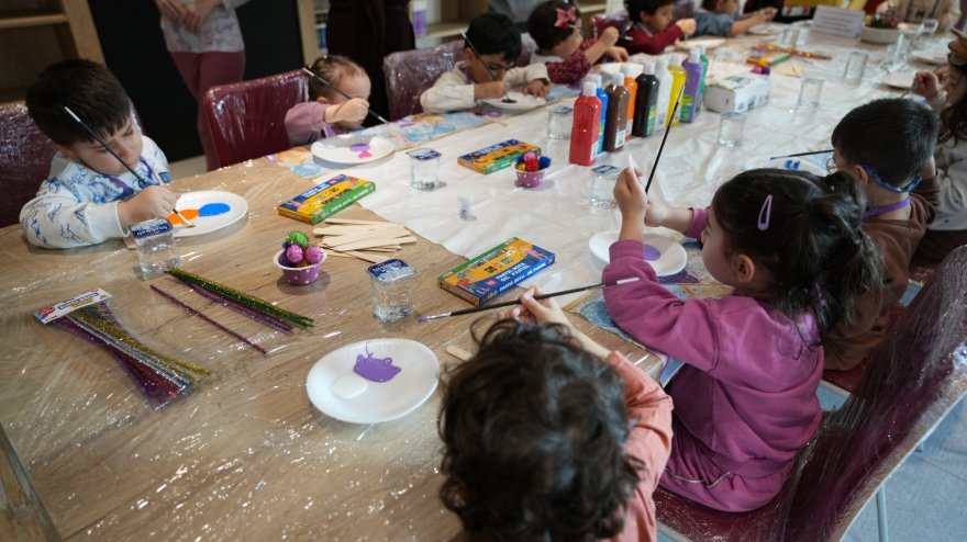 62. Kütüphane Haftası’nda İHÜ’lü Çocuklara Yönelik Kitap Ayracı Atölyesi Gerçekleştirildi