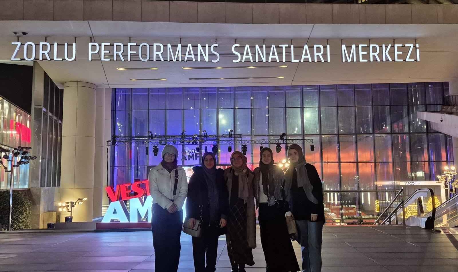The Comparative Literature Department Gathered to See Stage Adaptation of “Of Mice and Men”