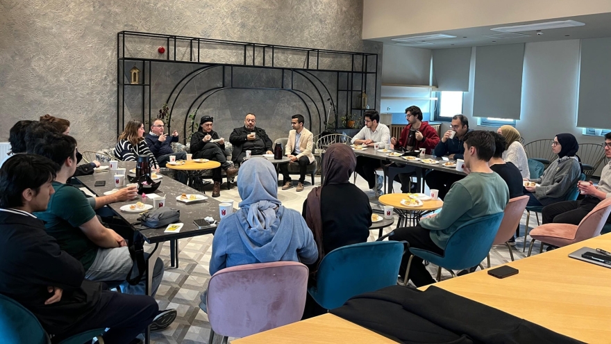 Department of Business Faculty Members and Undergraduate Students Gather for a Review Meeting
