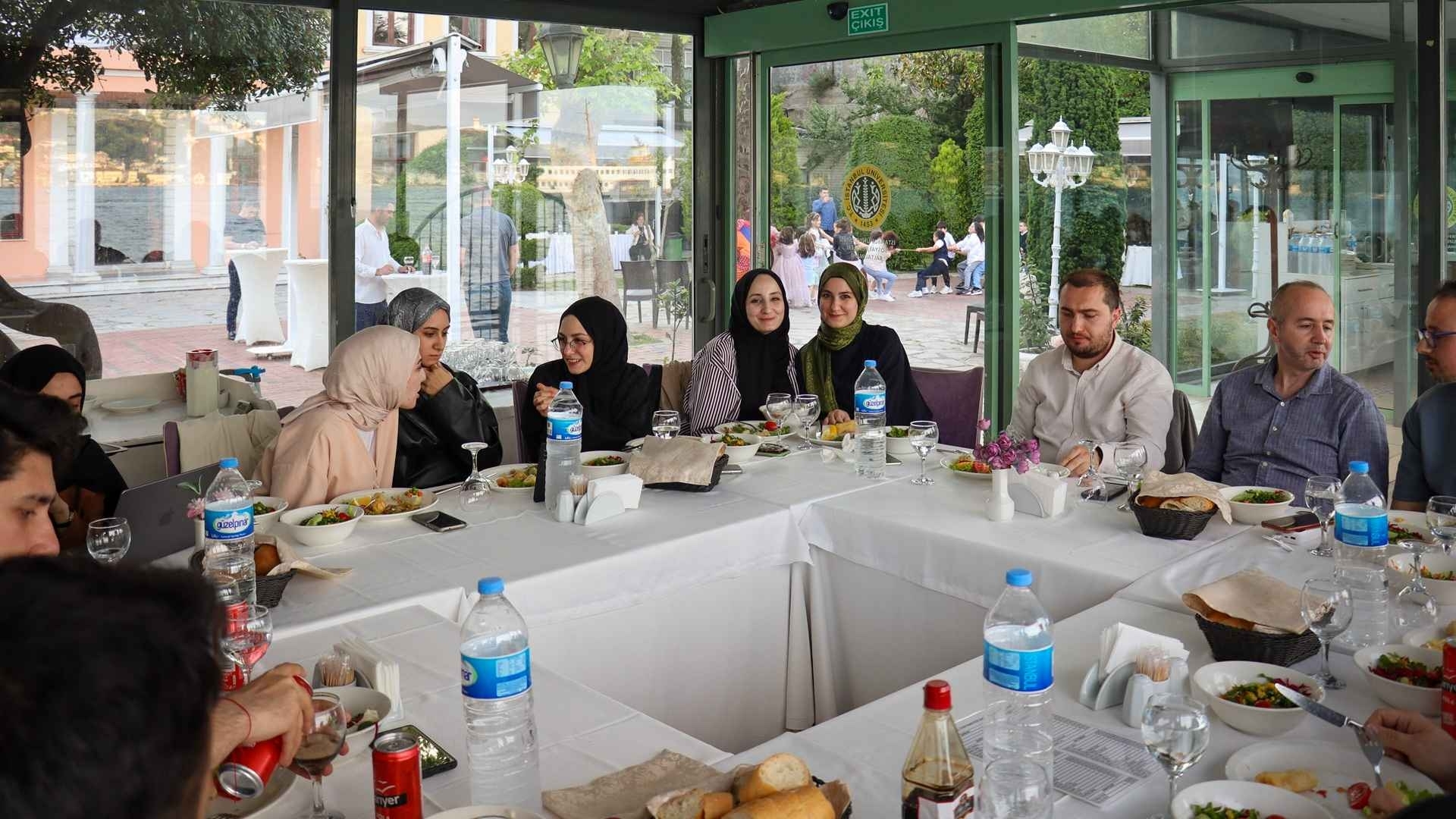 New Media and Communication Seniors Meet at the Department’s Graduation Dinner