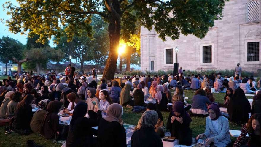 'Student Iftar' in Süleymaniye